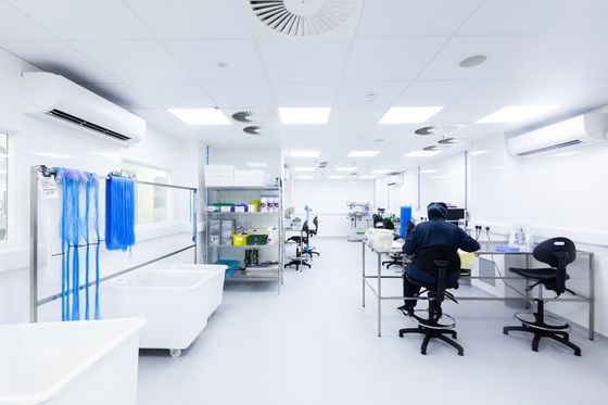 กระบวนการผลิตที่ควบคุม ISO 8 ห้องสะอาดที่มีพื้นเอโป็กซี่และการควบคุม PLC